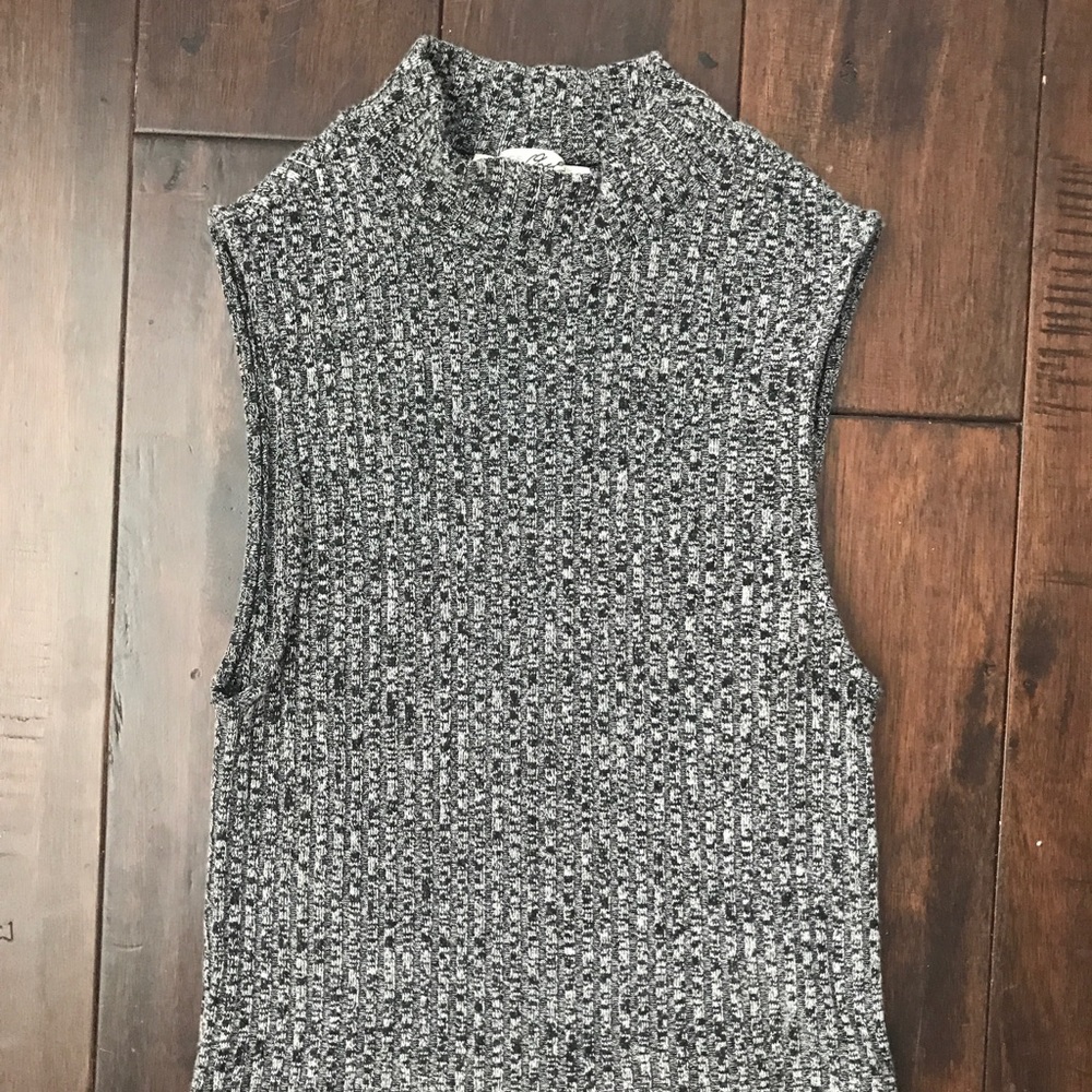 Sleeveless knit sweater